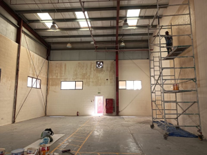 How to Choose Between Public and Private Warehouse Space
